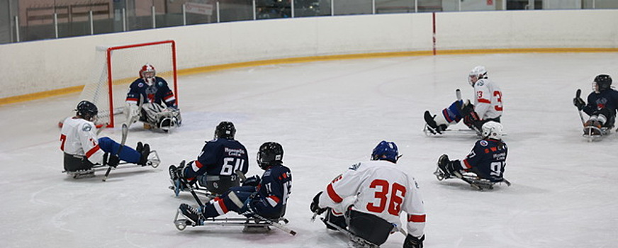 В Дзержинске впервые прошли соревнования по следж-хоккею