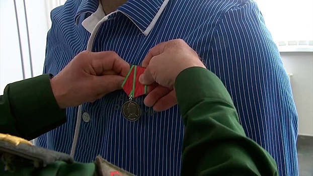 Раненым участникам спецоперации вручили госнаграды в госпитале Вишневского