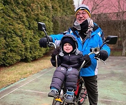 Владимир Винокур показал, как жена учит внука кататься на лыжах