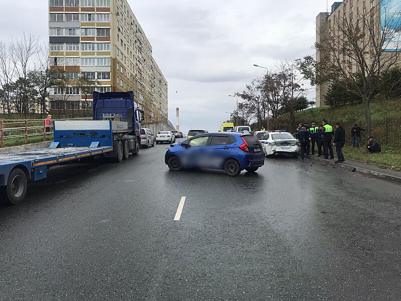 Патрульную машину ДПС разбили в ДТП во Владивостоке