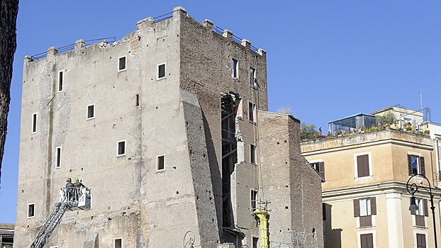 ANSA: в древней башне в центре Рима сохраняется риск повторных обрушений