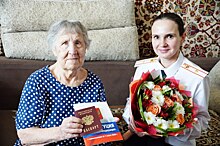 Магнитогорские полицейские вручили российский паспорт 96-летней жительнице Мариуполя