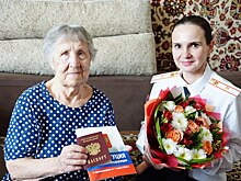 Магнитогорские полицейские вручили российский паспорт 96-летней жительнице Мариуполя