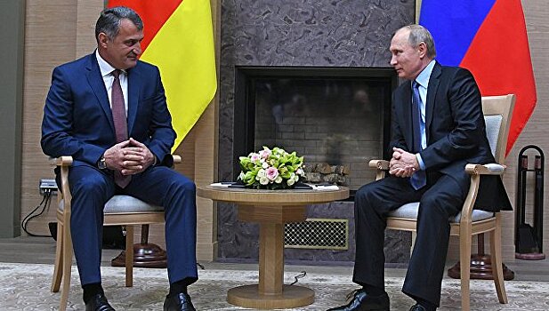 Президент Южной Осетии передал музею подарки Путина