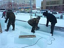 В Новом Уренгое возводят два ледовых городка