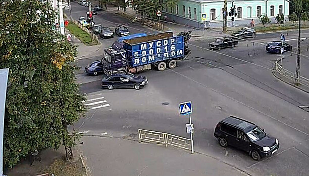 Мусоровоз протаранил легковушку в Петрозаводске (ВИДЕО)