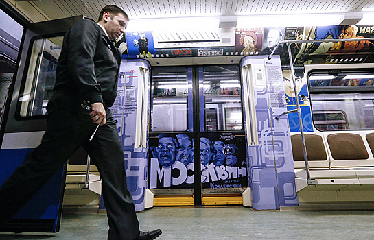 В новых поездах метро убрали вертикальные поручни