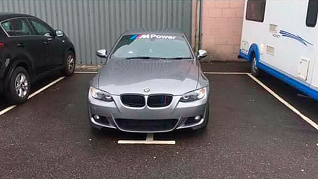 Владелец BMW озадачил соцсети парковкой на два места