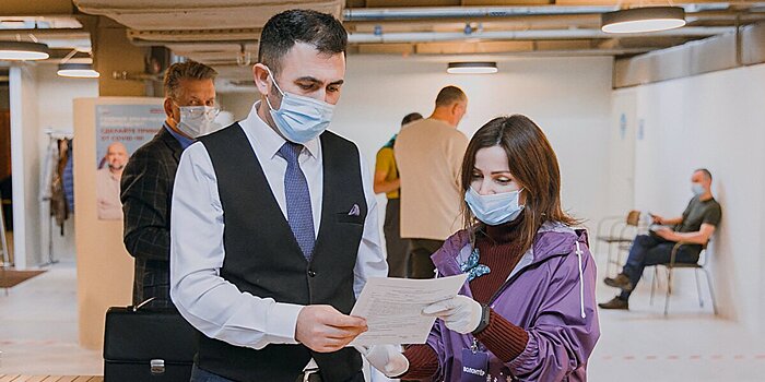 В Москве более 500 волонтеров помогают жителям в прививочных пунктах