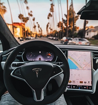 Владельцы электрокаров Tesla начали всё чаще жаловаться на выход из строя руля