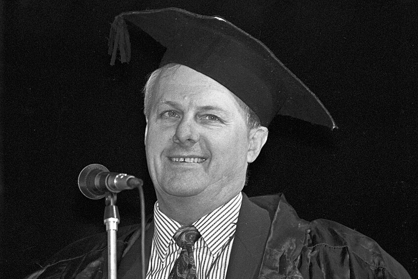 Мэр Санкт-Петербурга Анатолий Собчак — почетный гость фестиваля сатиры и юмора «Золотой Остап», 1993 год