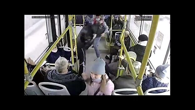 В автобусе №50 пассажиры и кондуктор жестоко подрались из-за масок