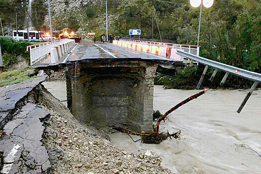 Ливень разрушил мост в Сочи