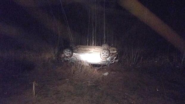 На Вологодчине иномарка съехала в кювет и перевернулась: водитель в больнице