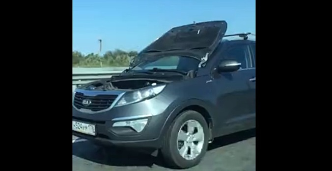 Неизвестный мчался по Таллинскому шоссе с поднятым капотом