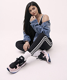 Сменила ориентиры: Кайли Дженнер стала амбассадором Adidas Originals и показала послеродовые формы в лукбуке