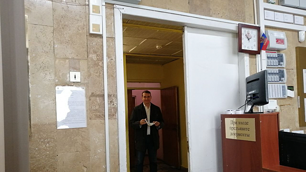 Депутата Анидалова доставили в суд. Его обвиняют в мелком хулиганстве и неповиновении сотрудникам полиции