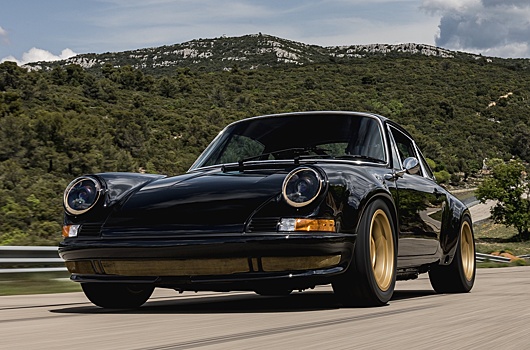 Очень черный рестомод Porsche 911 продают за 326 тысяч долларов