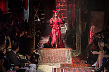 На показе Moschino в музее Москвы на моделях дымились платья