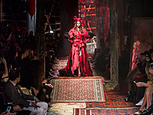 На показе Moschino в музее Москвы на моделях дымились платья