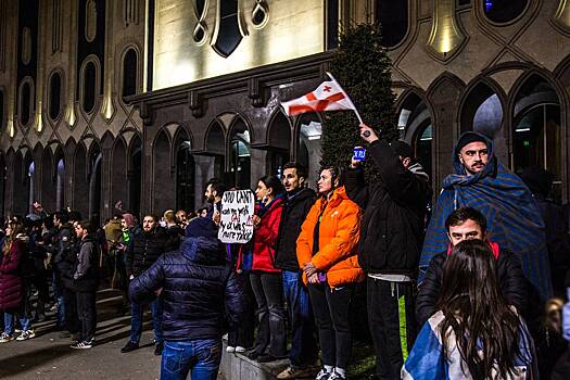 Протестующие в Тбилиси пришли к президентскому дворцу