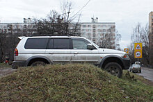 Водители в Башкирии пожаловались на штрафы за парковку на газонах