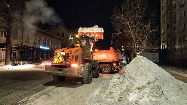 Более 200 единиц техники убирали Саратов от снега ночью