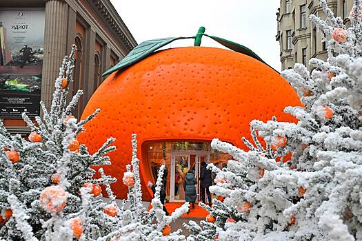 В центре Москвы заметили гигантский мандарин