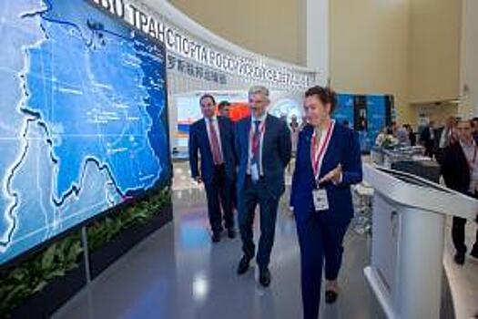 Министр транспорта РФ Евгений Дитрих посетил стенд Управляющей портовой компании в первый день ВЭФ-2018