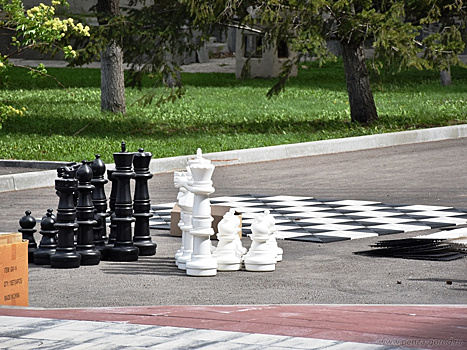 В Пензе вернули большие шахматы на привычное место у городской администрации