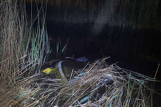 Таксист с пассажиром утонули под Астраханью после вылета автомобиля в полои