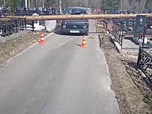 Дерево упало на машину на кладбище в Сарове из-за сильного ветра