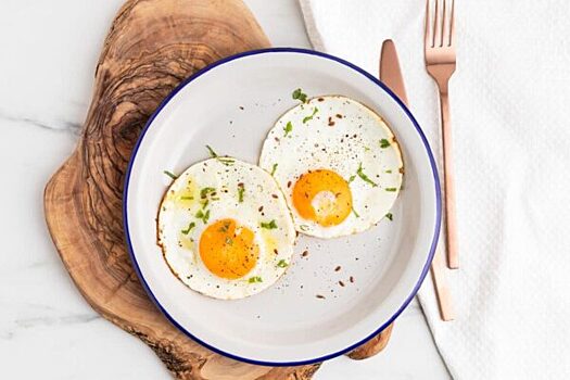 Забудьте о подсолнечном масле: как правильно жарить яйца