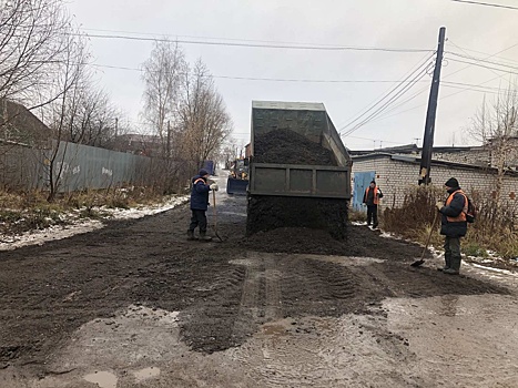 Аварийные участки улицы Белякова засыпали асфальтной крошкой