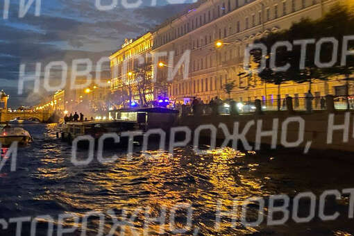 В Петербурге на реке вспыхнул прогулочный катер