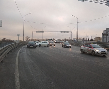 На мостах в Петербурге водители не справляются с управлением