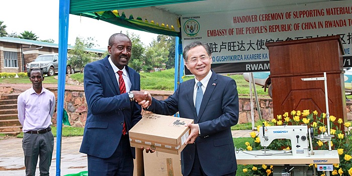 Китайское посольство в Руанде передало материальную помощь бедным районам страны