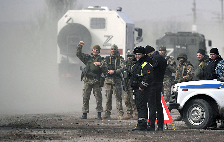 Военнослужащие ВС РФ на контрольно-пропускном пункте в Армянске