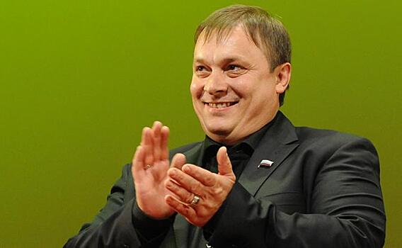 Стало известно, почему продюсер «Ласкового мая» Разин не торопится в Россию