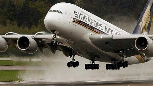 В Сингапуре самолёт врезался в телескопический трап