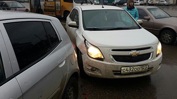 Из-за нарушившего пешехода в Краснодаре помялись две иномарки