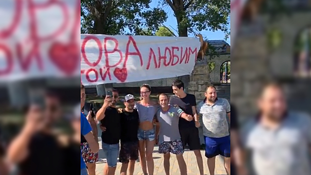 Видео: на въезде в Анапу Ольгу Бузову окружила толпа мужчин