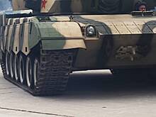 В Китае заметили новый танк с замаскированной башней