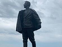 В селе Перемышль Калужской области открыли памятник писателю и переводчику Николаю Любимову. Открытие приурочили к 110-летиню со дня рождения деятеля, пишет «ТАСС».