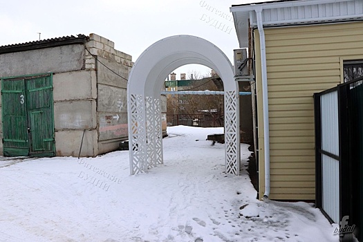 В Фатеже Курской области перед администрацией упали арки