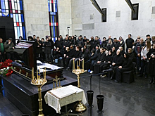 Бурунов выразил соболезнования на прощании с Романом Поповым