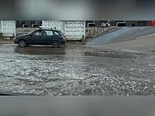 Огромная лужа на Карповском тракте затрудняет движение автомобилей