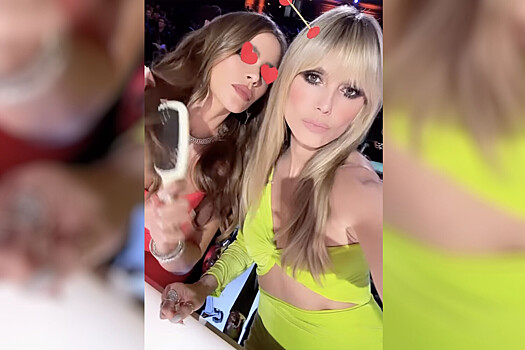 Хайди Клум снялась в зеленом мини-платье с разрезами