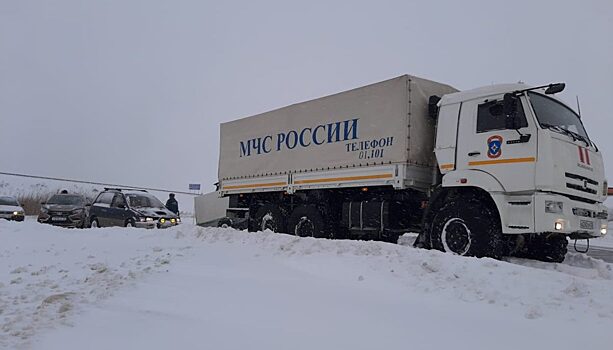В Алтайском крае уже сутки бушует снежный шторм