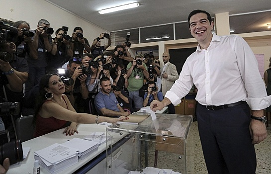 Алексис Ципрас проголосовал на референдуме